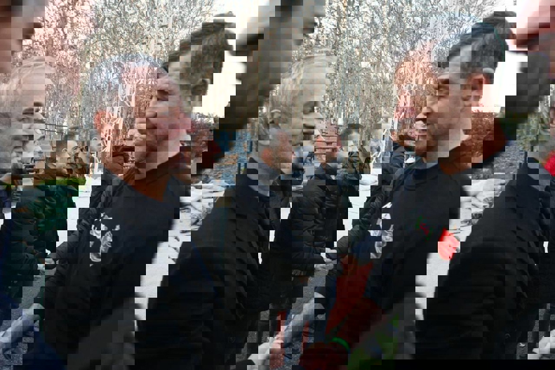 کریم باقری در آغوش اسماعیل کارتال آرام گرفت